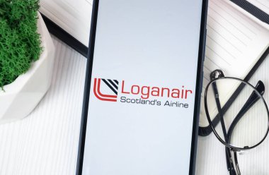 New York, ABD - 30 Haziran 2024: Loganair Logosu Telefon Ekranında, Şirket Simgesi.