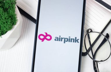 New York, ABD - 30 Haziran 2024: Pembe Logo Telefon Ekranında, Şirket Simgesi.