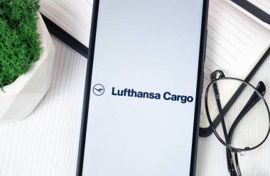 New York, ABD - 30 Haziran 2024: Lufthansa Kargo Logosu Telefon Ekranı, Şirket Simgesi.