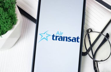 New York, ABD - 30 Haziran 2024: Air Transat Logosu Telefon Ekranında, Şirket Simgesi.