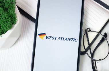 New York, ABD - 30 Haziran 2024: Batı Atlantik Logosu Telefon Ekranı, Şirket Simgesi.