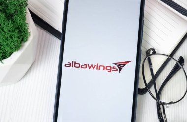 New York, ABD - 30 Haziran 2024: Telefon Ekranında Albawings Logosu, Şirket Simgesi.