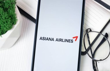 New York, ABD - 30 Haziran 2024: Asiana Havayolları Logosu Telefon Ekranı, Şirket Simgesi.