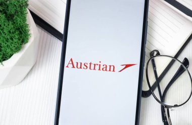 New York, ABD - 30 Haziran 2024: Avusturya Havayolları Logosu Telefon Ekranı, Şirket Simgesi.