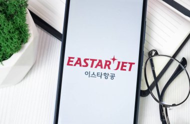 New York, ABD - 30 Haziran 2024: Eastar Jet Logosu Telefon Ekranı, Şirket Simgesi.