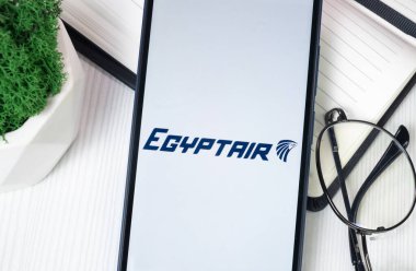 New York, ABD - 30 Haziran 2024: Mısır Hava Logosu Telefon Ekranında, Şirket Simgesi.