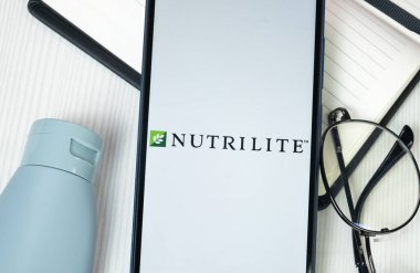 New York, ABD - 30 Haziran 2024: Telefon Ekranında Nutrilite Logosu, Şirket Simgesi.