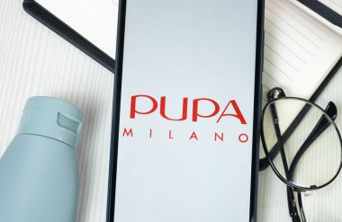 New York, ABD - 30 Haziran 2024: Pupa Logosu Telefon Ekranı, Şirket Simgesi.