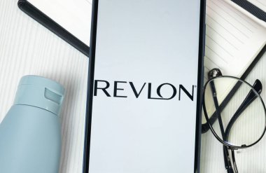 New York, ABD - 30 Haziran 2024: Telefon Ekranında Revlon Logosu, Şirket Simgesi.