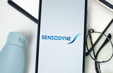 New York, ABD - 30 Haziran 2024: Sensodyne Logosu Telefon Ekranı, Şirket Simgesi.