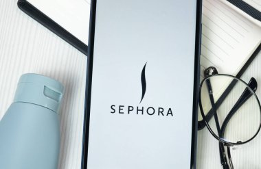 New York, ABD - 30 Haziran 2024: Telefon Ekranında Sephora Logosu, Şirket Simgesi.