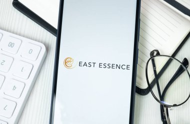 New York, ABD - 30 Haziran 2024: Doğu Essence Logosu Telefon Ekranı, Şirket Simgesi.