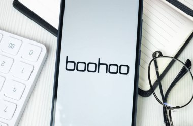 New York, ABD - 30 Haziran 2024: Telefon Ekranında Boohoo Logosu, Şirket Simgesi.