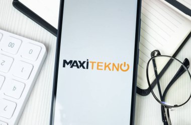 New York, ABD - 30 Haziran 2024: Maxitekno Logo Telefon Ekranı, Şirket Simgesi.