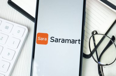 New York, ABD - 30 Haziran 2024: Saramart Logosu Telefon Ekranında, Şirket Simgesi.