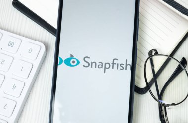 New York, ABD - 30 Haziran 2024: Telefon Ekranında Snapfish Logosu, Şirket Simgesi.