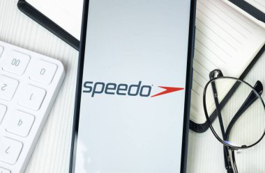 New York, ABD - 30 Haziran 2024: Speedo Logosu Telefon Ekranında, Şirket Simgesi.