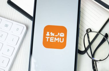 New York, ABD - 30 Haziran 2024: Temu Logosu Telefon Ekranı, Şirket Simgesi.