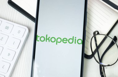 New York, ABD - 30 Haziran 2024: Tokopedia Logosu Telefon Ekranı, Şirket Simgesi.