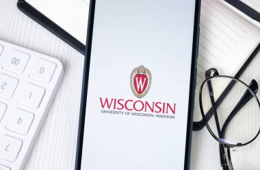 New York, ABD - 30 Haziran 2024: Wisconsin Üniversitesi Logosu veya Telefon Ekranında Simgesi.