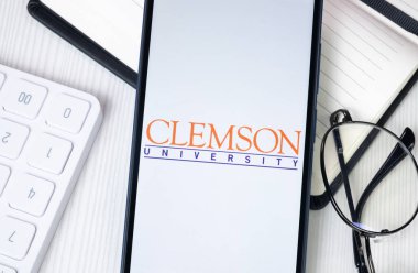 New York, ABD - 30 Haziran 2024: Clemson Üniversitesi Logosu veya Telefon Ekranında Simge.