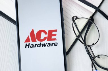 New York, ABD - 30 Haziran 2024: ACE Donanım Logosu veya Telefon Ekranında Simge.