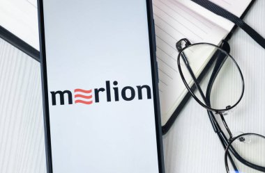 New York, ABD - 30 Haziran 2024: Telefon Ekranında Merlion Logosu veya Simgesi.