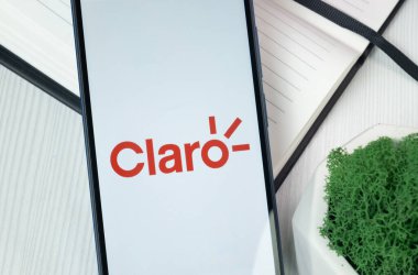 New York, ABD - 30 Haziran 2024: Claro Logosu veya Telefon Ekranında Simge.