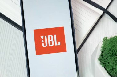 New York, ABD - 30 Haziran 2024: JBL Logo veya Telefon Ekranında Simge.