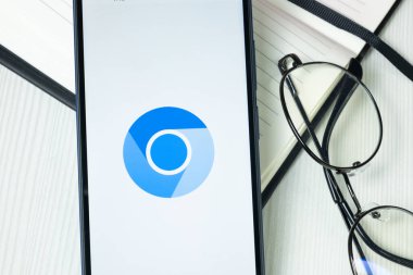 New York, ABD - 30 Haziran 2024: Krom Logo veya Telefon Ekranında Simge.