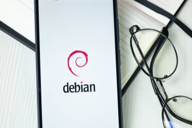 New York, ABD - 30 Haziran 2024: Debian Logosu veya Telefon Ekranında Simge.