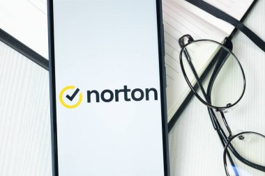 New York, ABD - 30 Haziran 2024: Norton Logo veya Telefon Ekranında Simge.