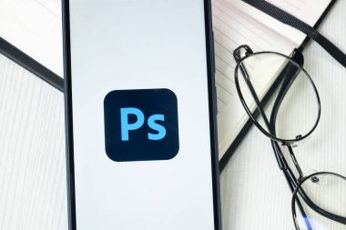 New York, ABD - 30 Haziran 2024: Adobe Photoshop Logosu veya Telefon Ekranında Simge.