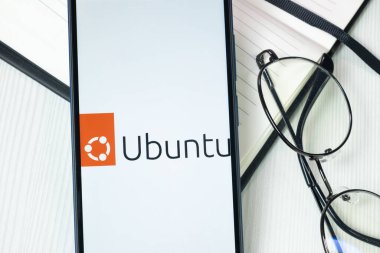 New York, ABD - 30 Haziran 2024: Ubuntu Logosu veya Telefon Ekranında Simge.
