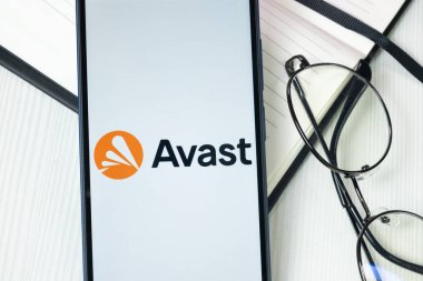 New York, ABD - 30 Haziran 2024: Telefon Ekranında Avast Logosu veya Simgesi.