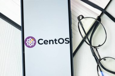 New York, ABD - 30 Haziran 2024: CentOS Logosu veya Telefon Ekranında Simge.