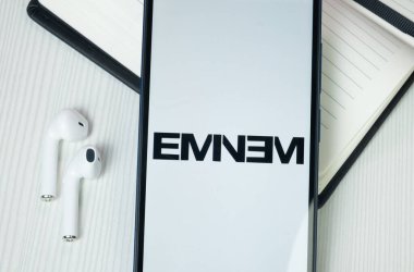 New York, ABD - 30 Haziran 2024: Eminem Logosu veya Telefon Ekranında Simge.