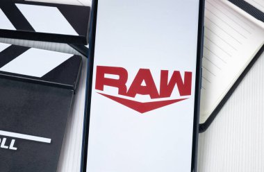 New York, ABD - 30 Haziran 2024: WWE Pazartesi Gecesi Raw Logosu veya Telefon Ekranındaki Simge.