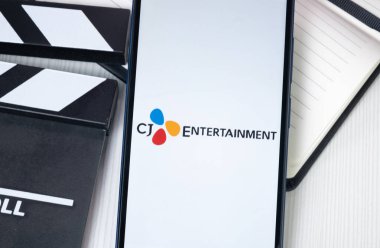 New York, ABD - 30 Haziran 2024: CJ Entertainment Logo veya Telefon Ekranında Simge.
