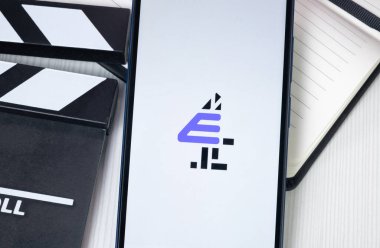 New York, ABD - 30 Haziran 2024: E4 Kanal Logosu veya Telefon Ekranında Simge.