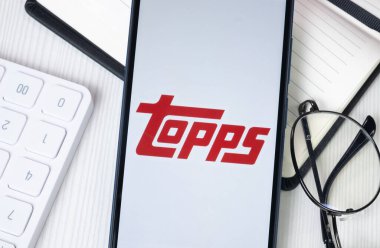 New York, ABD - 30 Haziran 2024: Telefon Ekranında Topps Logosu veya Simgesi.