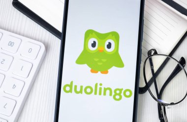 New York, ABD - 30 Haziran 2024: Duolingo Logosu veya Telefon Ekranında Simge.