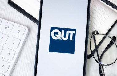 New York, ABD - 30 Haziran 2024: QUT Logo veya Telefon Ekranında Simge.