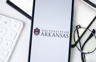 New York, ABD - 30 Haziran 2024: Arkansas Üniversitesi Logosu veya Telefon Ekranında Simgesi.