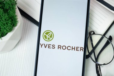 New York, ABD - 30 Haziran 2024: Yves Rocher Logosu Telefon Ekranı, Şirket Simgesi.