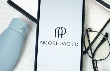 New York, ABD - 30 Haziran 2024: Telefon Ekranında Amorepacific Logosu, Şirket Simgesi.