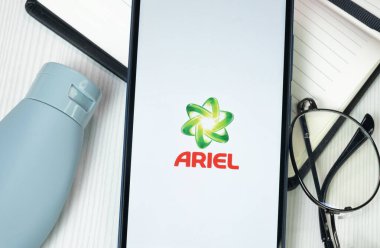 New York, ABD - 30 Haziran 2024: Ariel Logosu Telefon Ekranı, Şirket Simgesi.