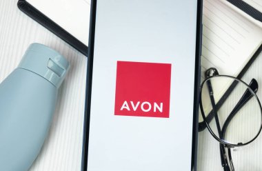 New York, ABD - 30 Haziran 2024: Avon Logosu Telefon Ekranı, Şirket Simgesi.