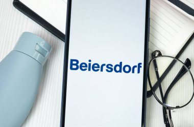 New York, ABD - 30 Haziran 2024: Telefon Ekranında Beiersdorf Logosu, Şirket Simgesi.