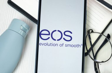 New York, ABD - 30 Haziran 2024: eos Telefon Ekranı, pürüzsüz Şirket Simgesi 'nin evrimi.